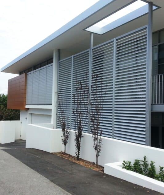 120 Airfoil Louvres in Cottesloe 
Manual Kiss Pivot operation, Photography by Four Walls