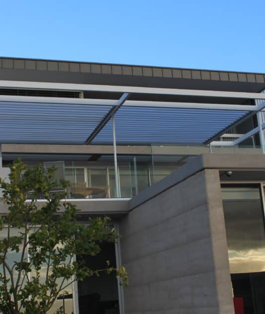 200 Maxi Sun Louvres in Bicton 
Operable overhead sun louvre panels into steel frame