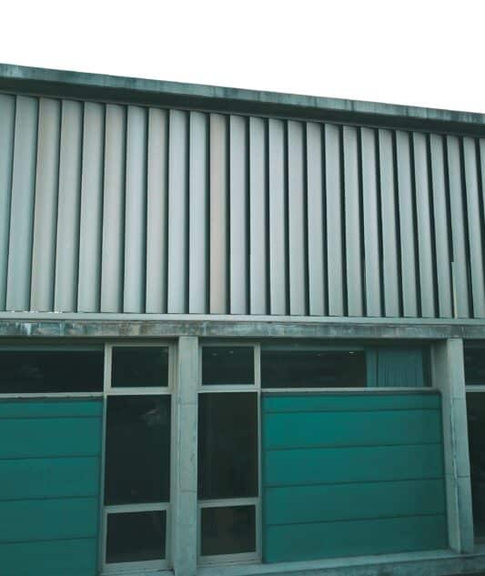 300 Maxi in Cottesloe 
Operable vertical Louvre to anodised light bronze finish